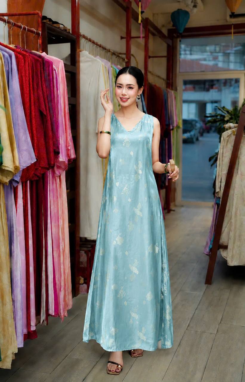 V82 - Đầm dài sát nách lụa tằm sen dạ cúc màu xanh blue nhạt có xẻ tà