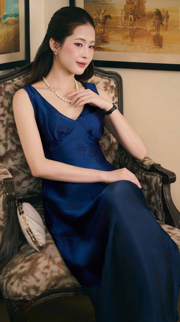 V71 - Đầm sát nách cổ V lụa nha xá màu xanh than
