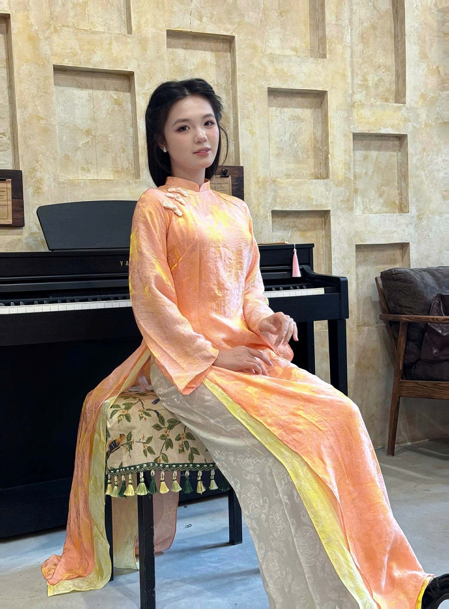 H509 1996 Áo + quần tằm - Áo dài dáng suông tằm ánh kim thọ dơi 4 tà màu cam vàng