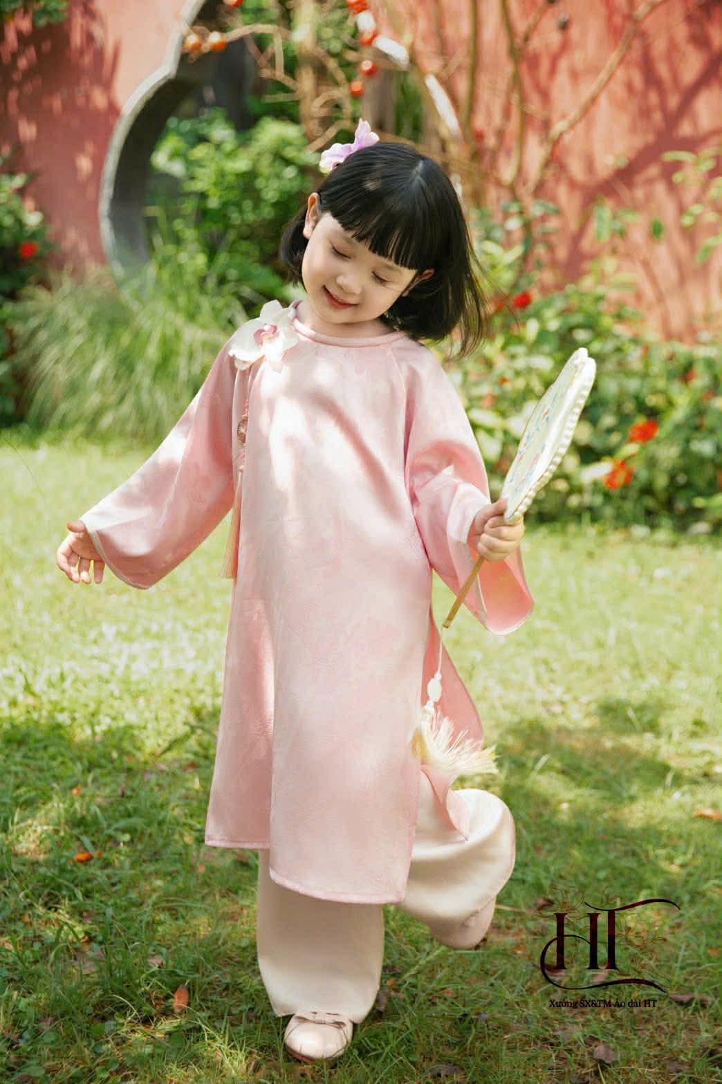 BG621 1762 Áo + quần - Áo dài bé gái + quần kèm hoa cài áo