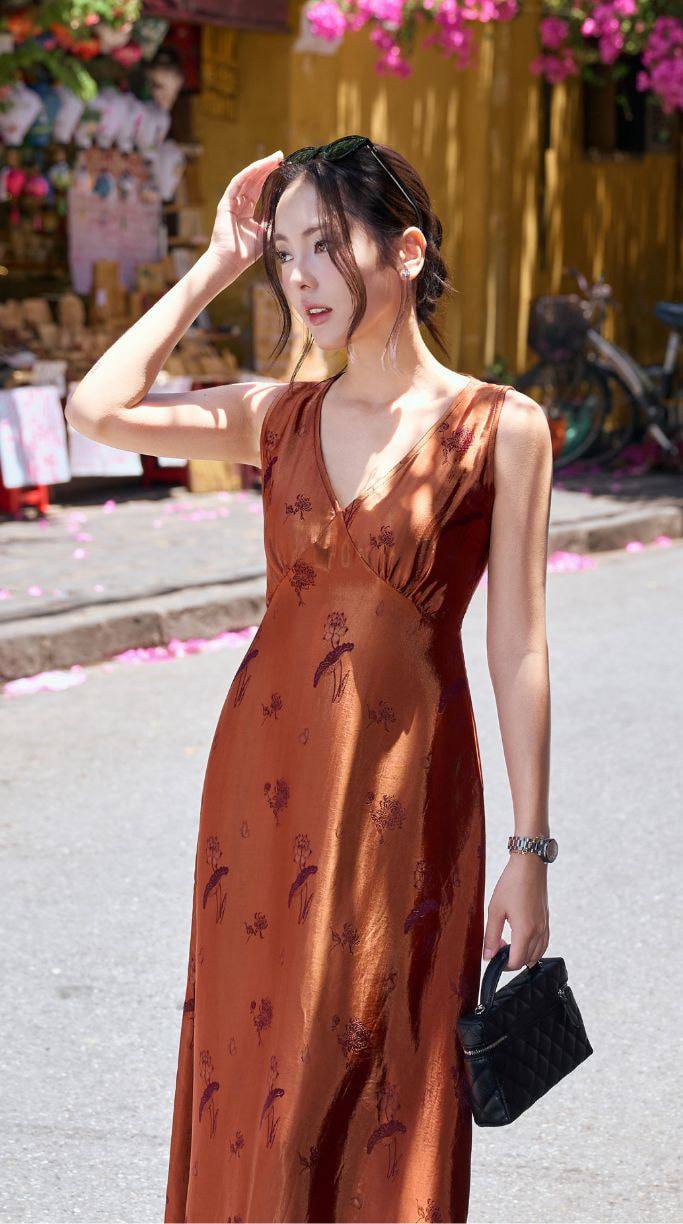 V72 - Đầm sát nách cổ V lụa nha xá màu nâu đồng