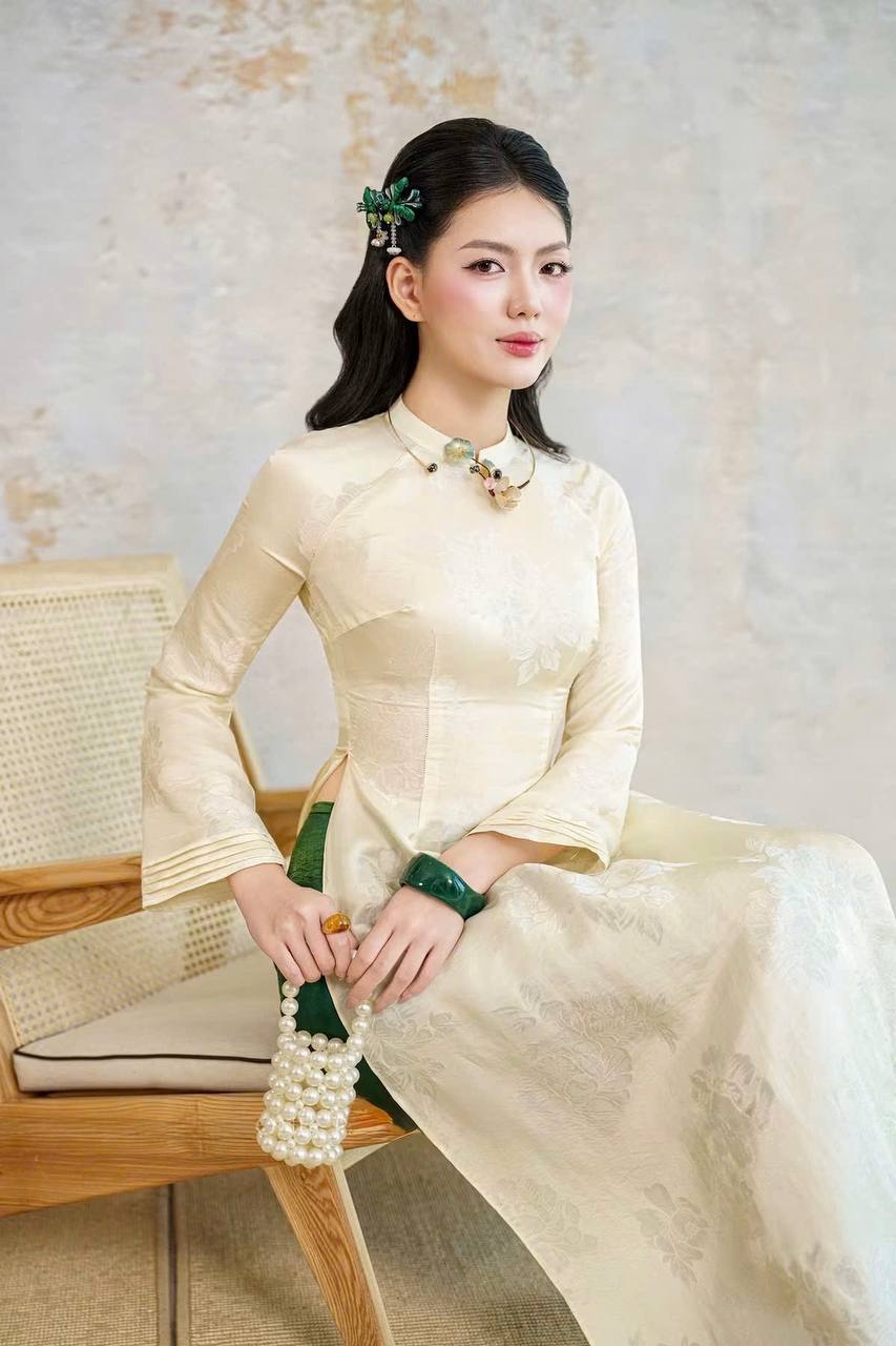 K227 Áo only no pants - Áo dài dáng truyền thống chiết li eo lụa gấm màu trắng kem