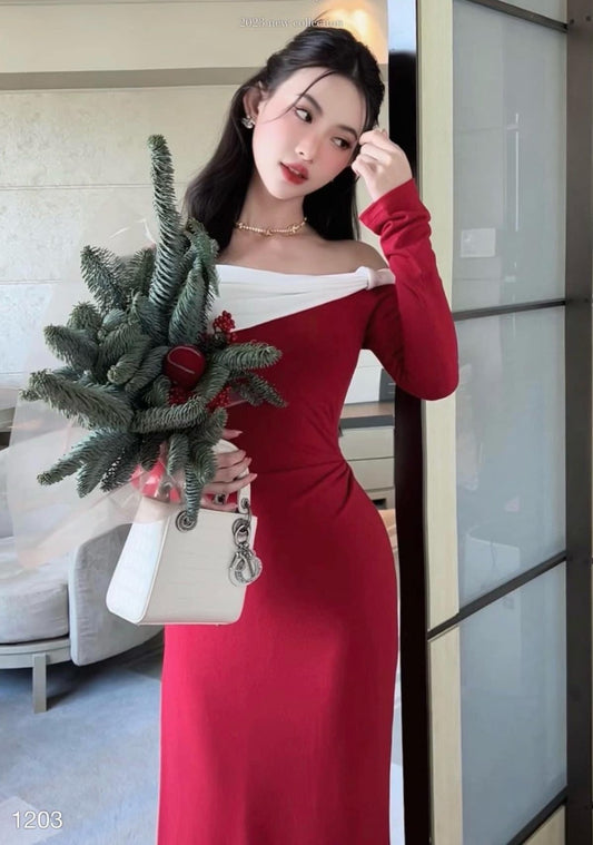 TB12 - Váy đỏ phối cổ ngang vai trắng.