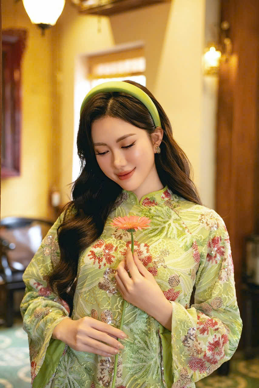 M563 Áo only - Áo suông đính hoa màu cốm và màu trắng
