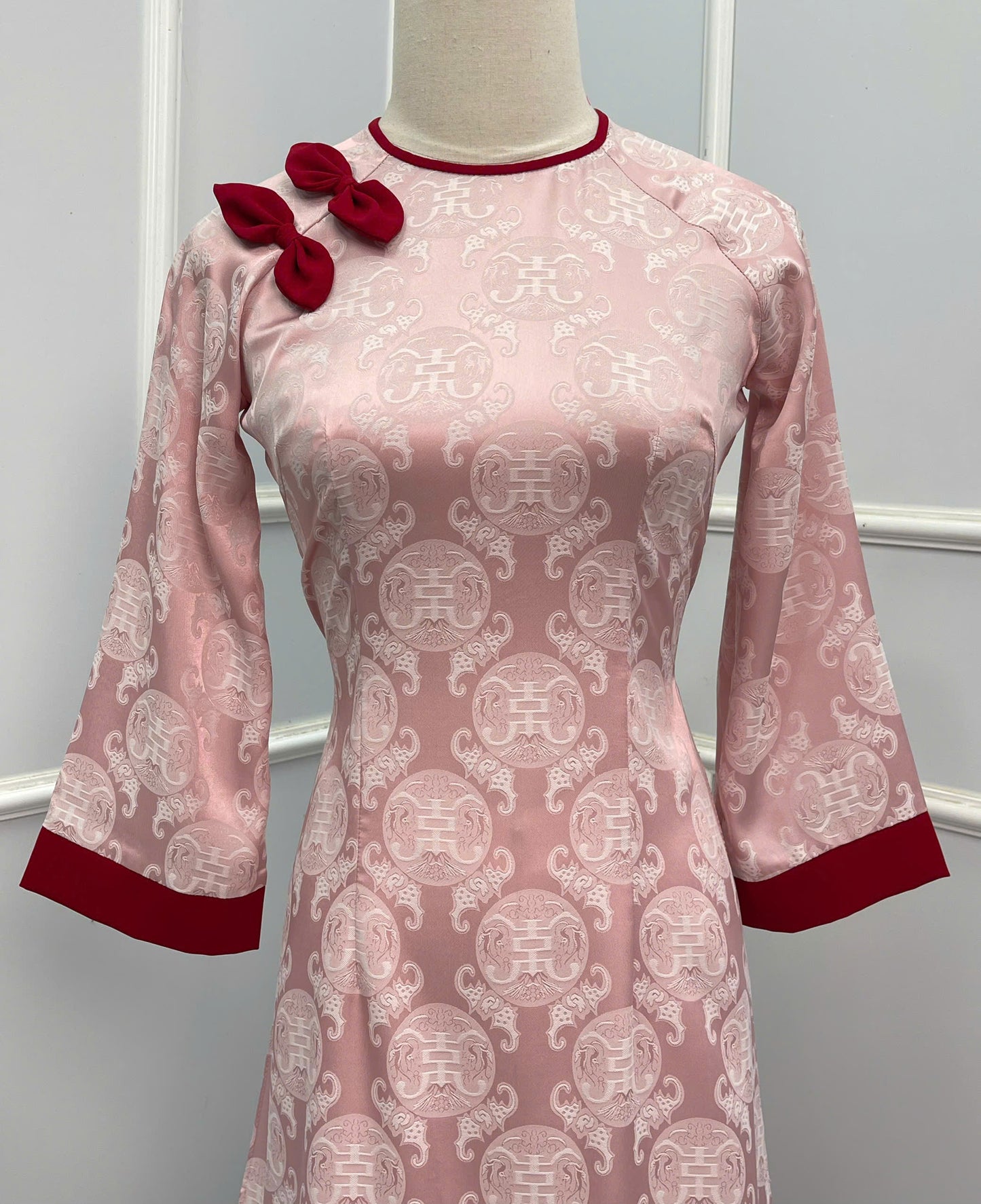 H204 1341 Áo + quần - Áo dài thọ dơi màu hồng nhạt đính nơ