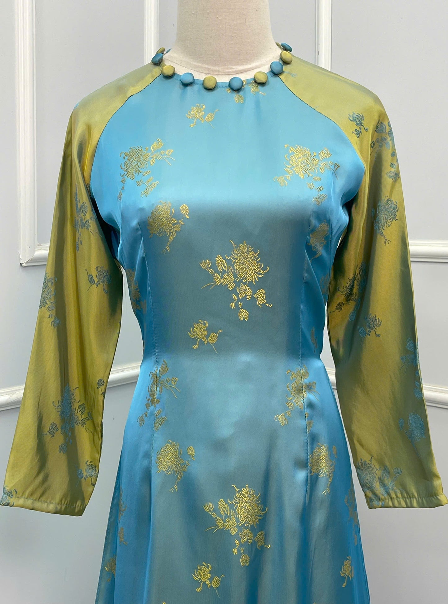 H207 H208 1345 - Áo dài lụa 2 da đính cúc bọc