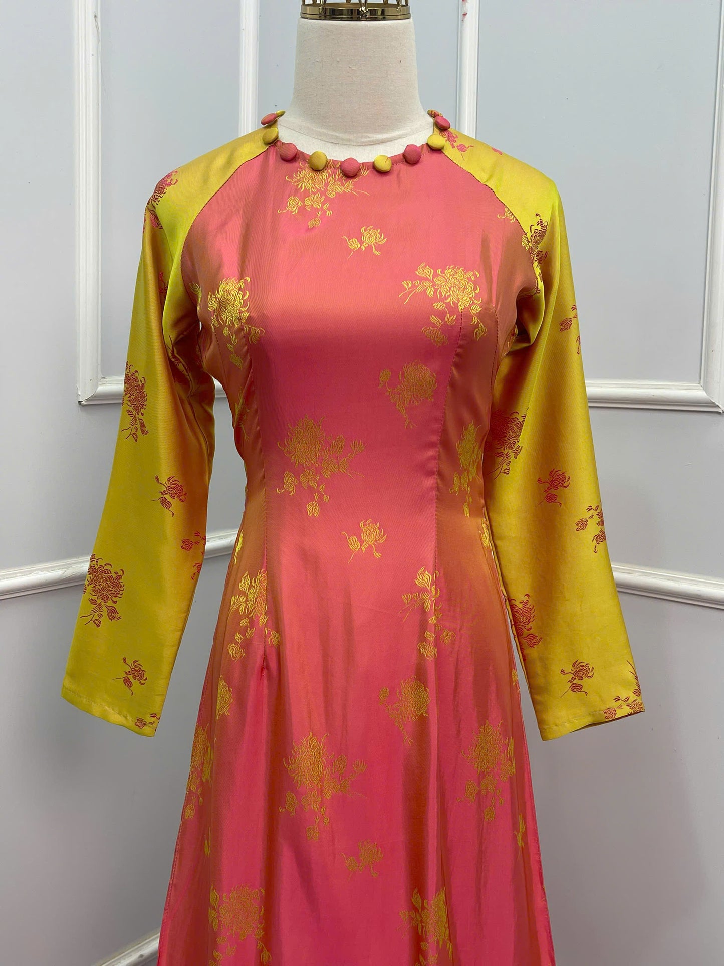 H207 H208 1345 - Áo dài lụa 2 da đính cúc bọc