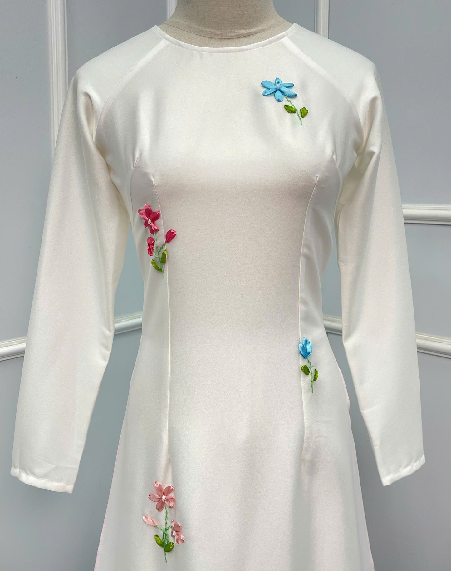 H261 1407 Áo only - Áo dài lụa valentino trắng thêu hoa