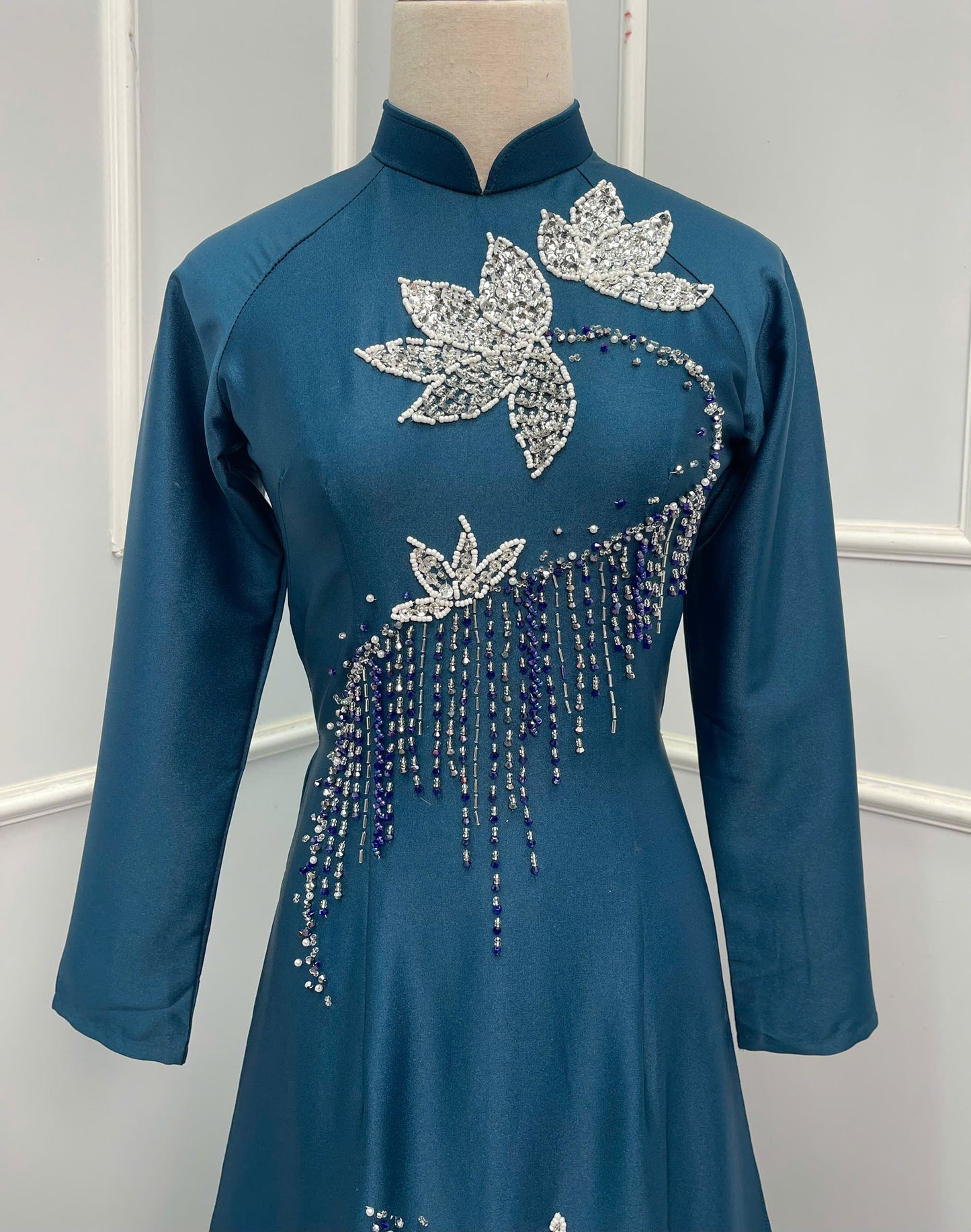 H256 1402 Áo only - Áo dài lụa thái tuấn ánh kim màu xanh cổ vịt đính kết