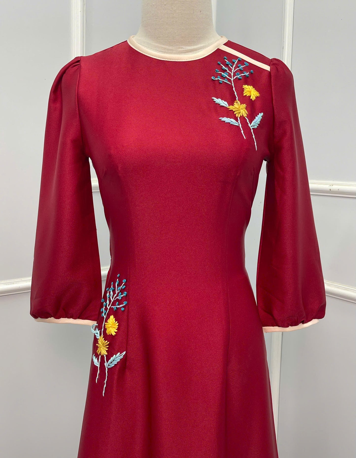 H255 1401 Áo + quần - Áo dài lụa thêu tay màu đỏ + quần kem