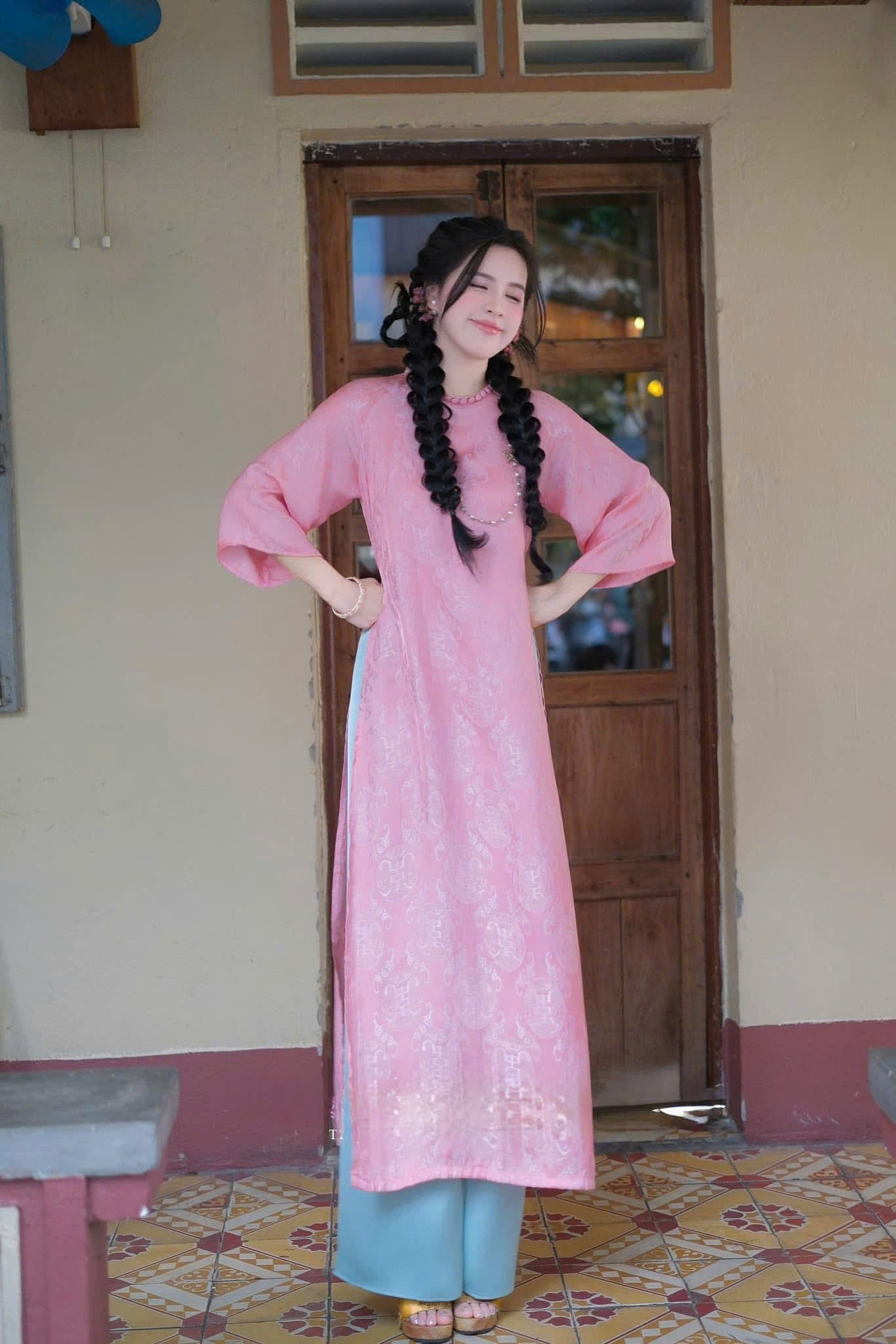 T626 Áo + quần - Áo dài thọ dơi hồng đính cúc bọc