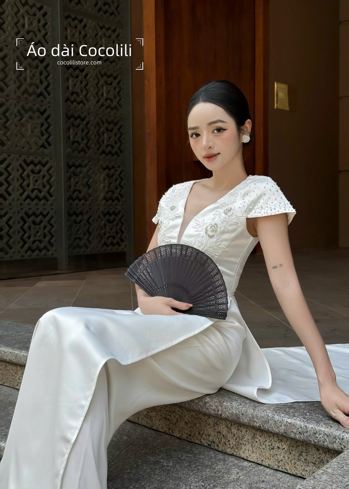 M321 2334 Áo + quần trắng - Áo dài cách tân cổ V ngắn tay