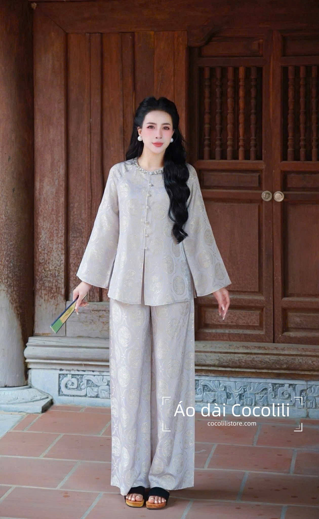BB78 3269 4023 - Set bà ba lụa tằm ánh kim tencel hoa thuỷ tiên màu sliver cổ đính đá