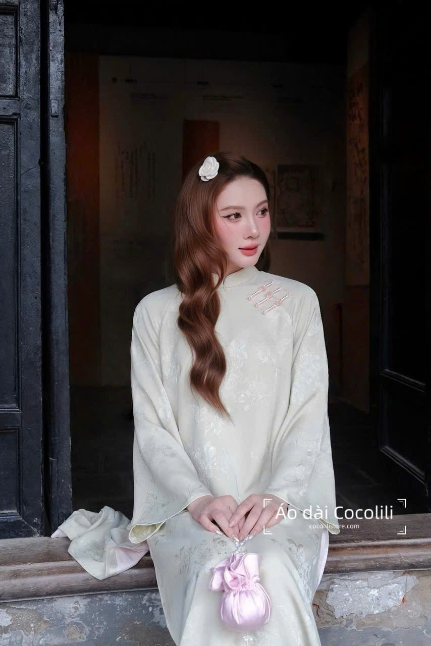 H652 Áo only no pants - Áo dài dáng suông 4 tà lụa gấm hồ điệp trắng kem lót lụa