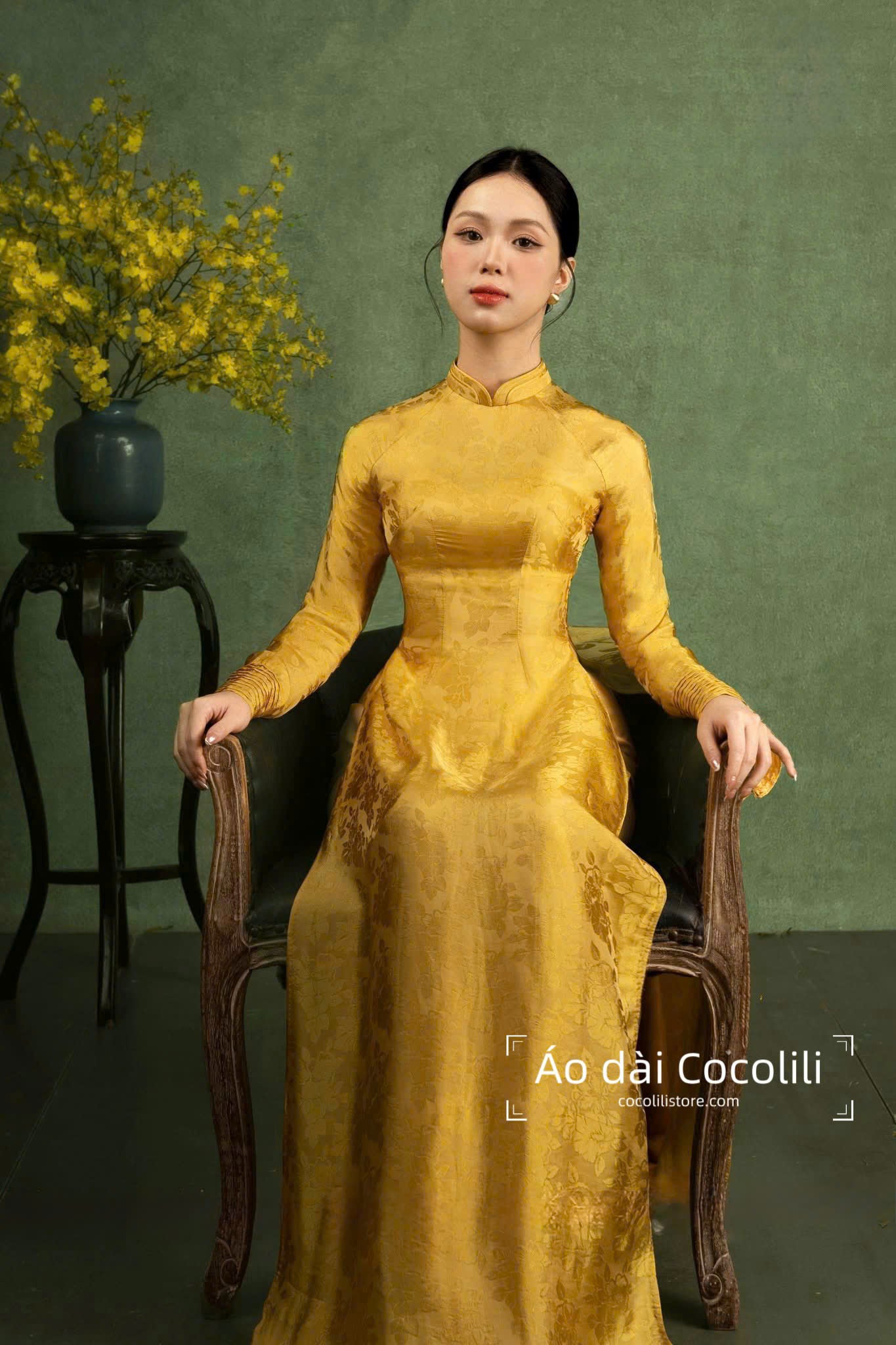 HD110 3504 Áo only no pants - Áo dài dáng truyền thống chiết li lụa nha xá màu vàng, kỹ thuật may cổ kép