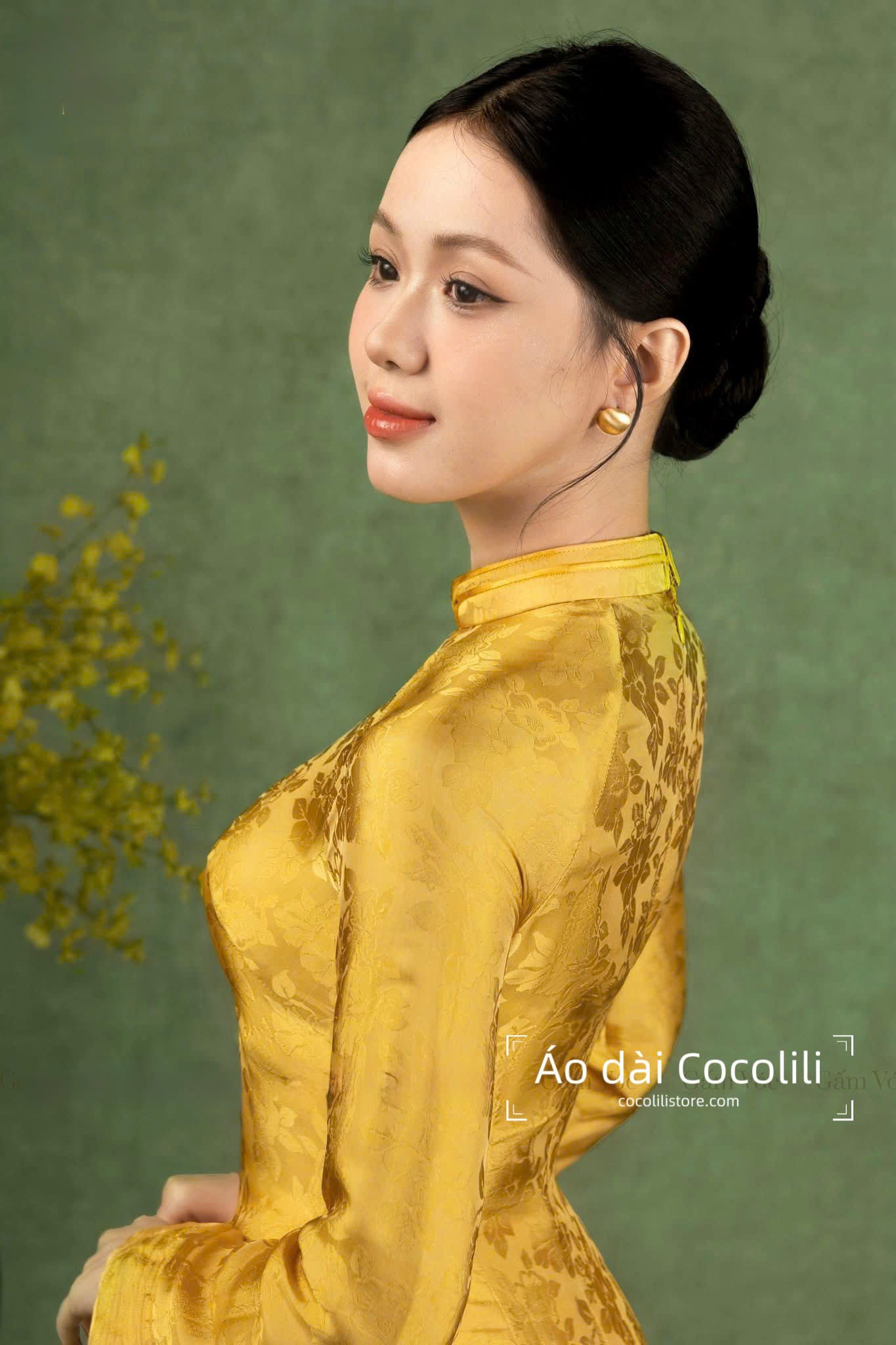HD110 3504 Áo only no pants - Áo dài dáng truyền thống chiết li lụa nha xá màu vàng, kỹ thuật may cổ kép