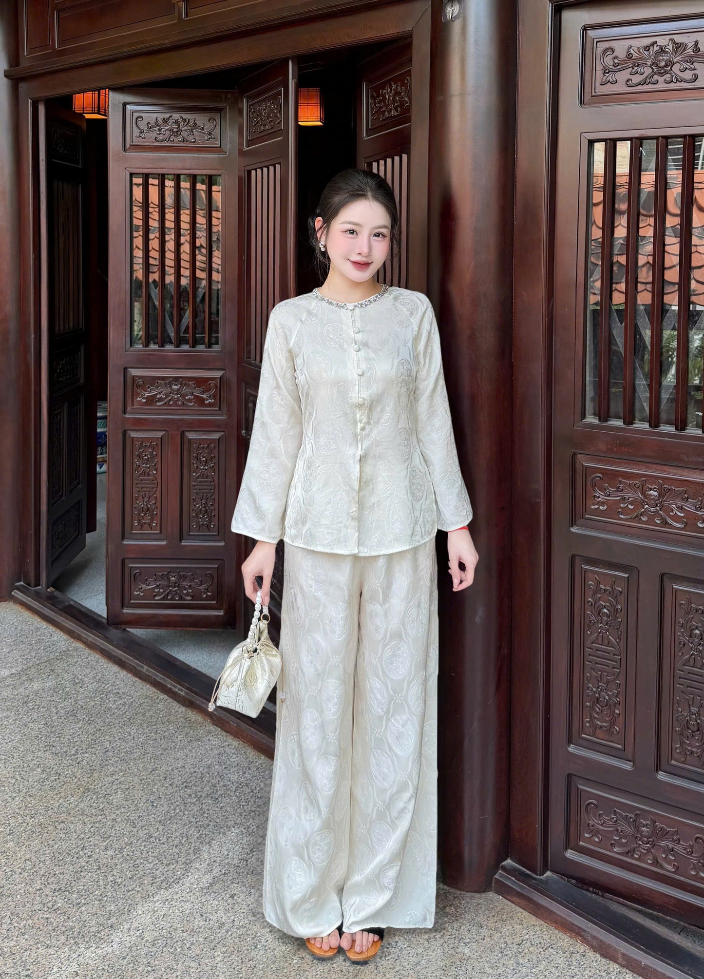 BB48 BB119 3546 - Set bà ba lụa hoa thuỷ tiên màu trắng đính đá