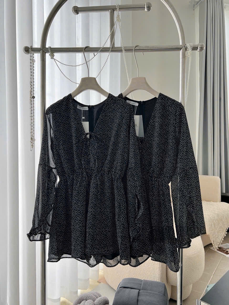 AO5 3585 - Romper chấm bi cổ V