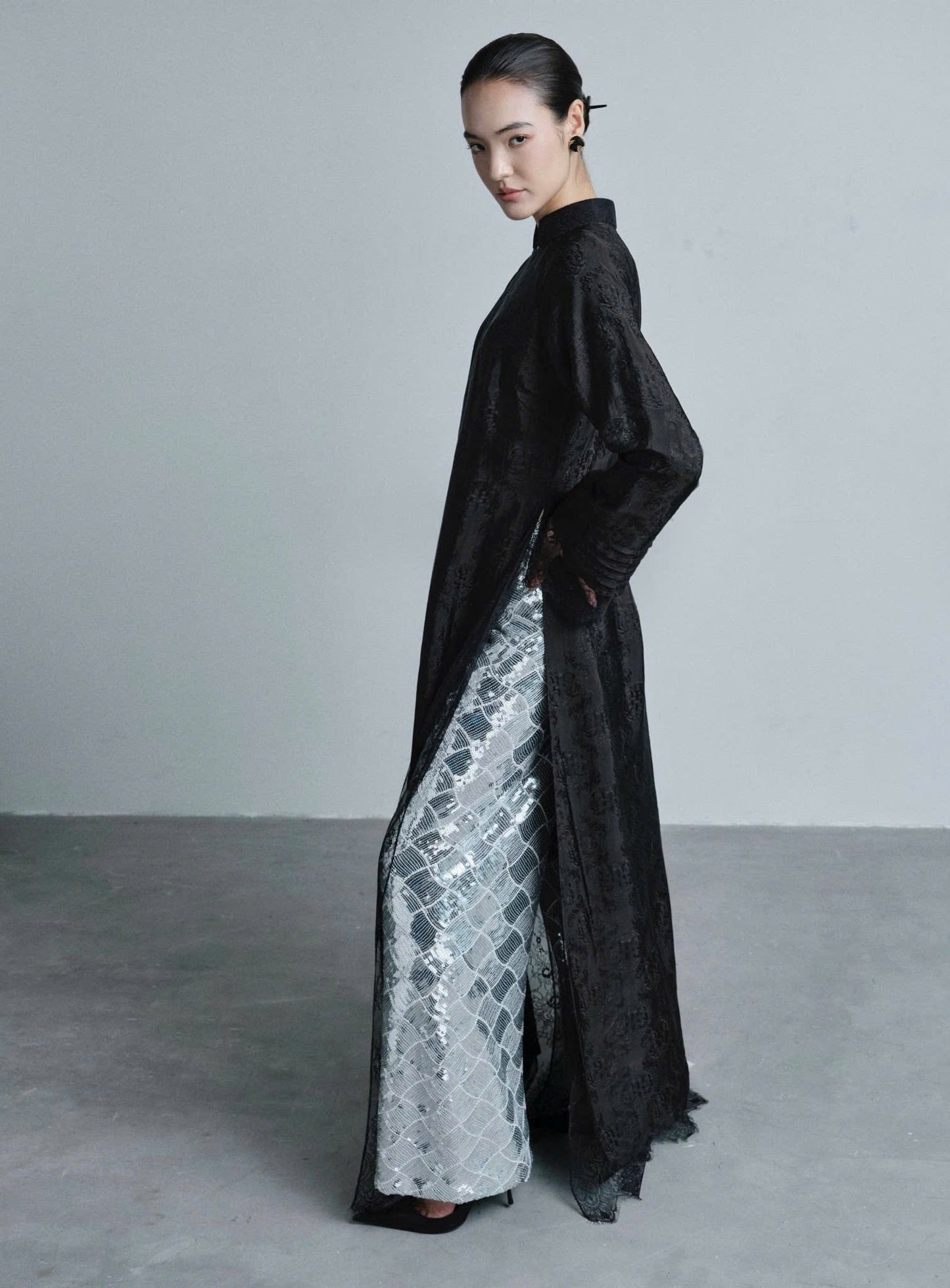 K261 5869 Áo Only - Áo dài lụa gấm dáng suông 4 tà lót ren màu đen