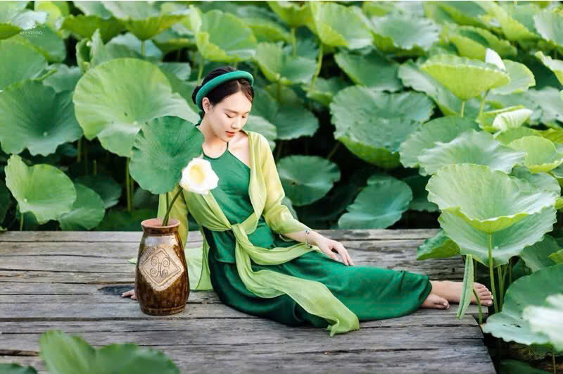 3951 Set tứ thân gồm mấn + yếm + áo khoác + váy màu xanh lá