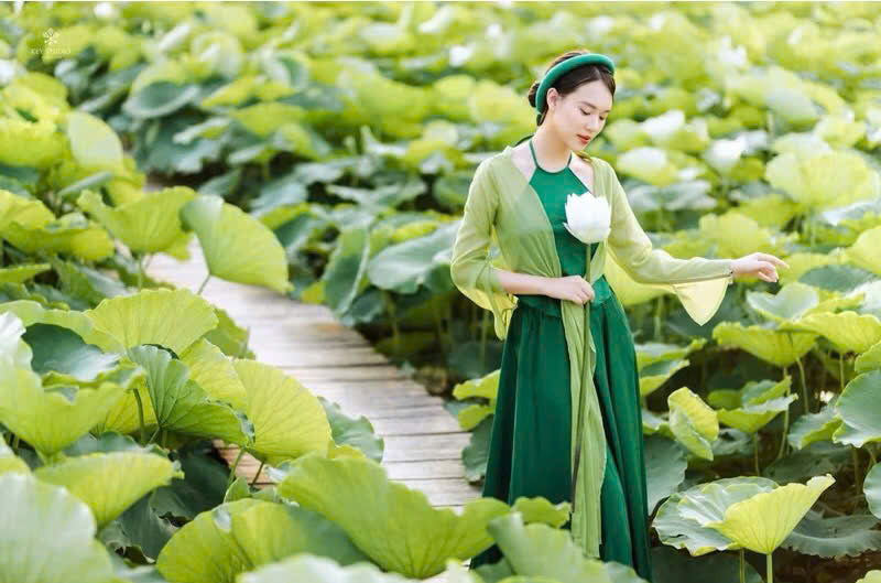 3951 Set tứ thân gồm mấn + yếm + áo khoác + váy màu xanh lá