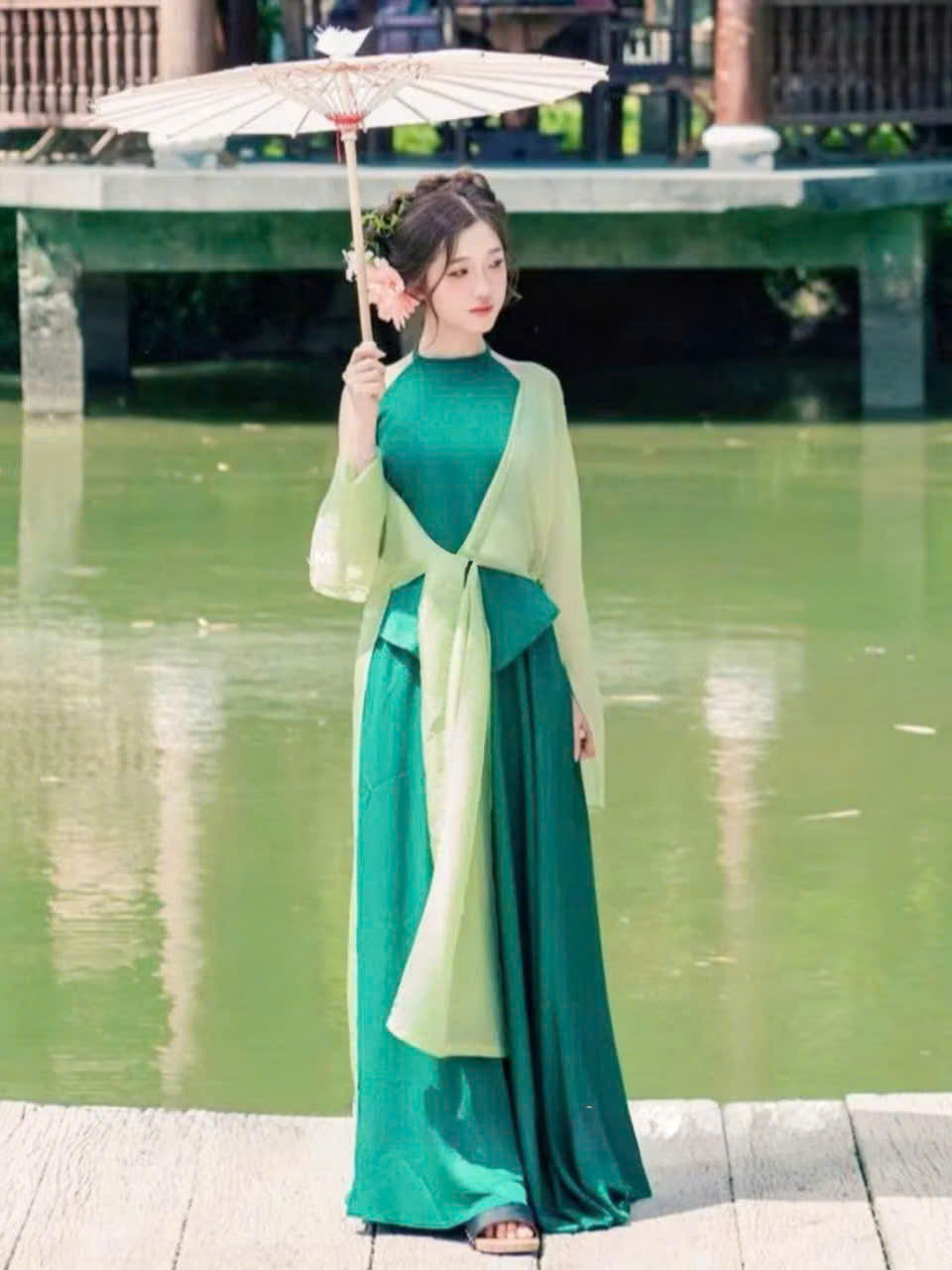 3951 Set tứ thân gồm mấn + yếm + áo khoác + váy màu xanh lá