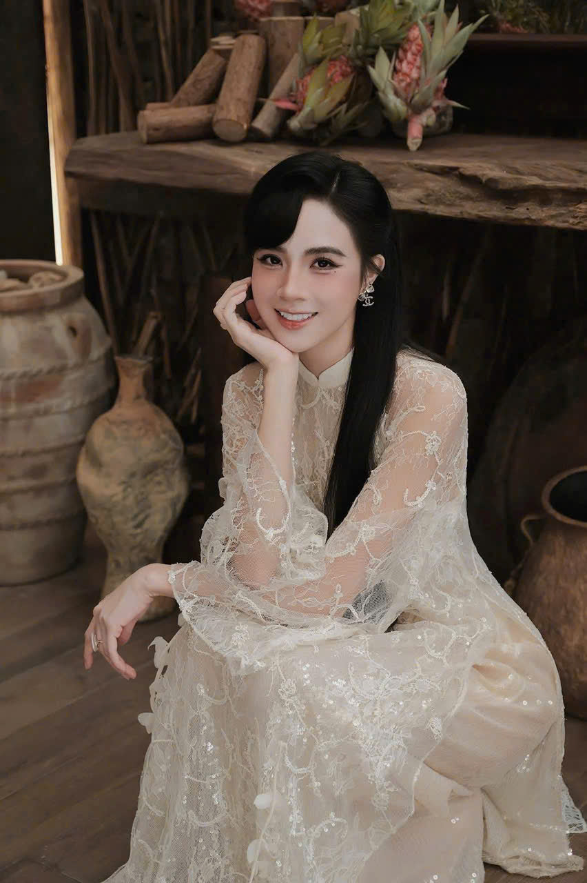 R28 3982 Áo only no pants - Áo dài ren hoa dây màu trắng kem