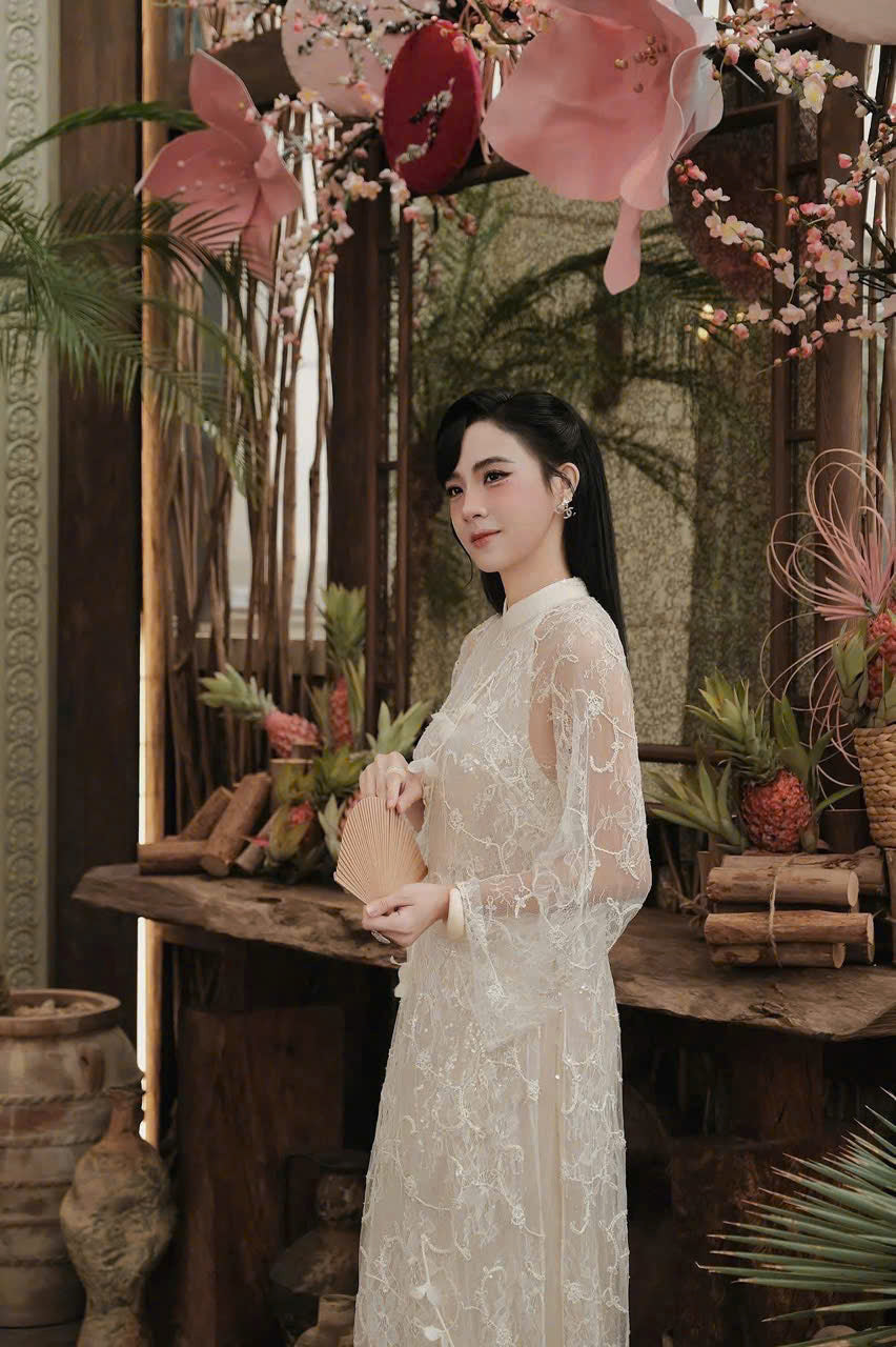 R28 3982 Áo only no pants - Áo dài ren hoa dây màu trắng kem