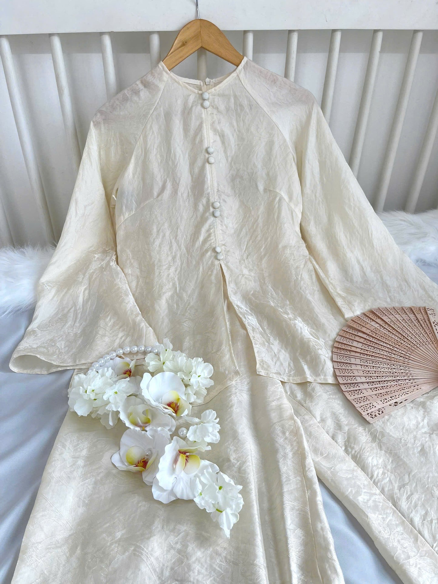 BB184 4021 - Set bà ba lụa tằm ánh kim tencel màu trắng