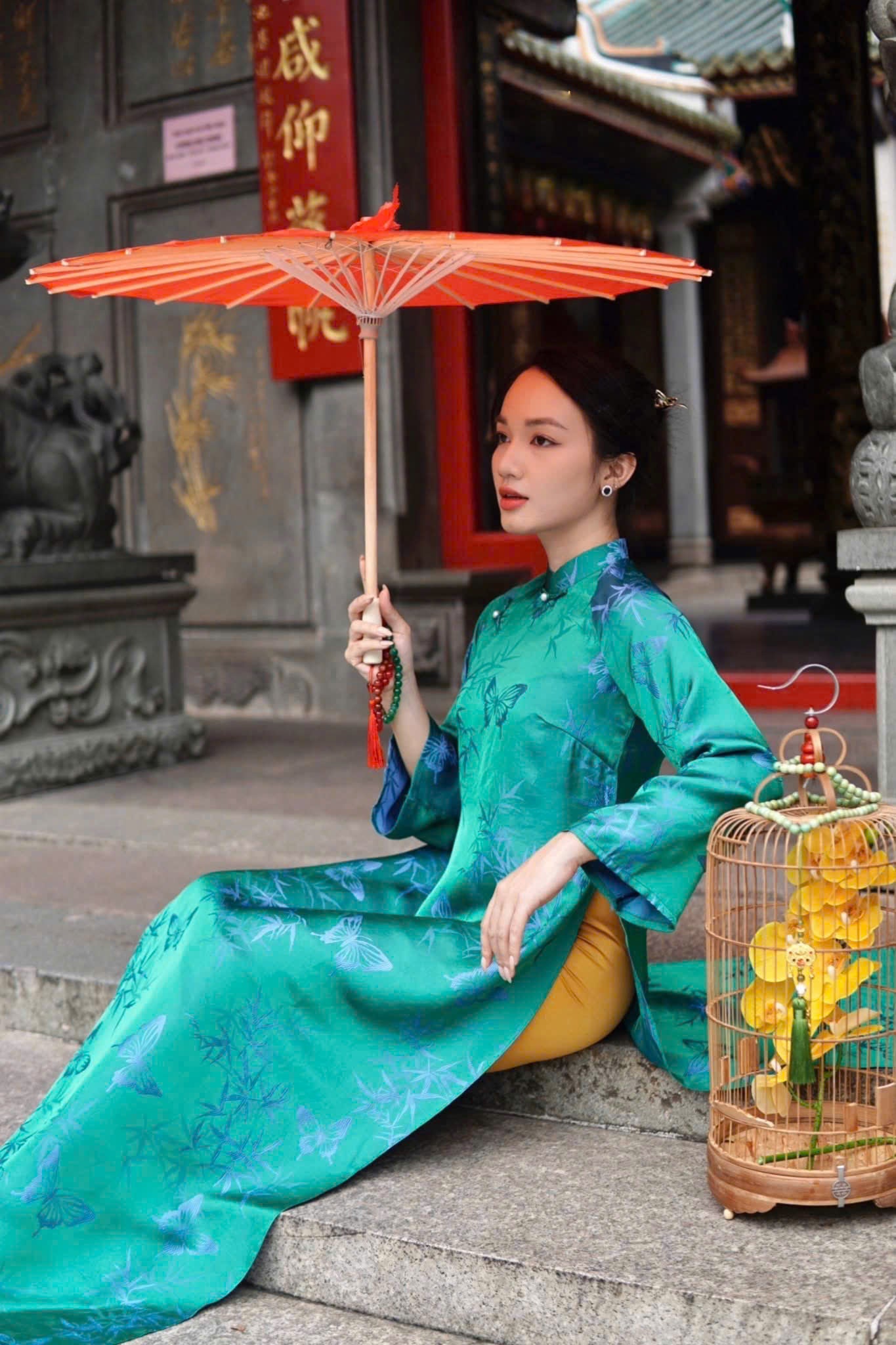 H740 4058 Áo only no pants - Áo dài dáng suông 2 tà lụa silk óng hồ điệp màu xanh ánh tím