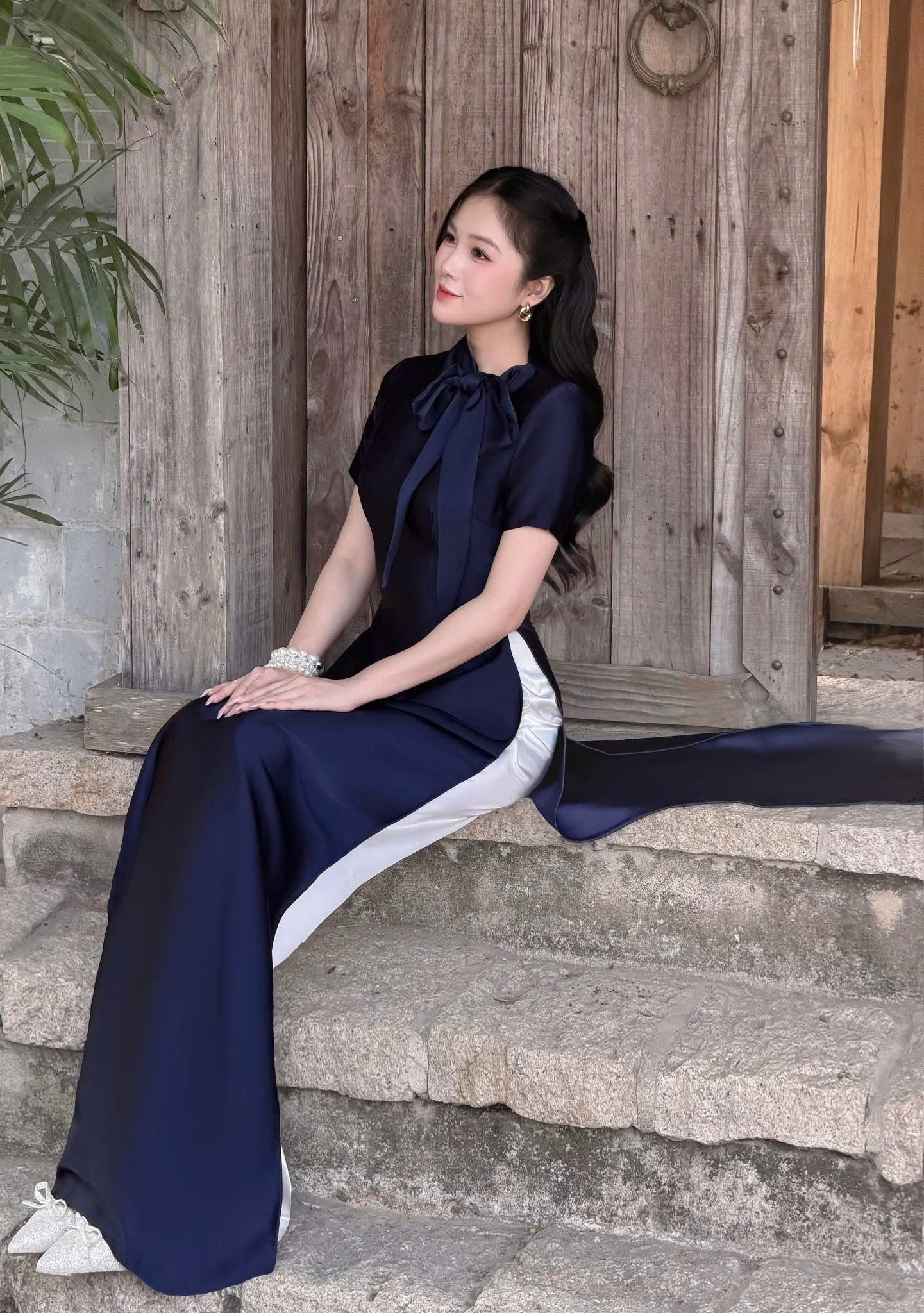 H772 4158 Áo only no pants - Áo dài dáng truyền thống chiết li eo cổ nơ tay ngắn màu xanh navy tà dài 135cm