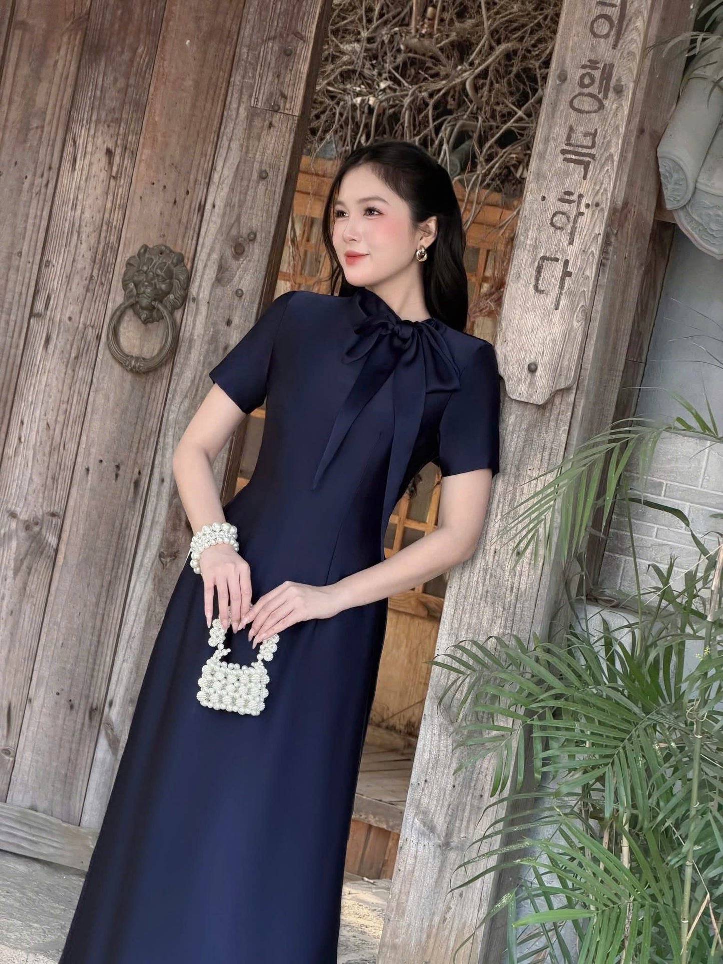 H772 4158 Áo only no pants - Áo dài dáng truyền thống chiết li eo cổ nơ tay ngắn màu xanh navy tà dài 135cm