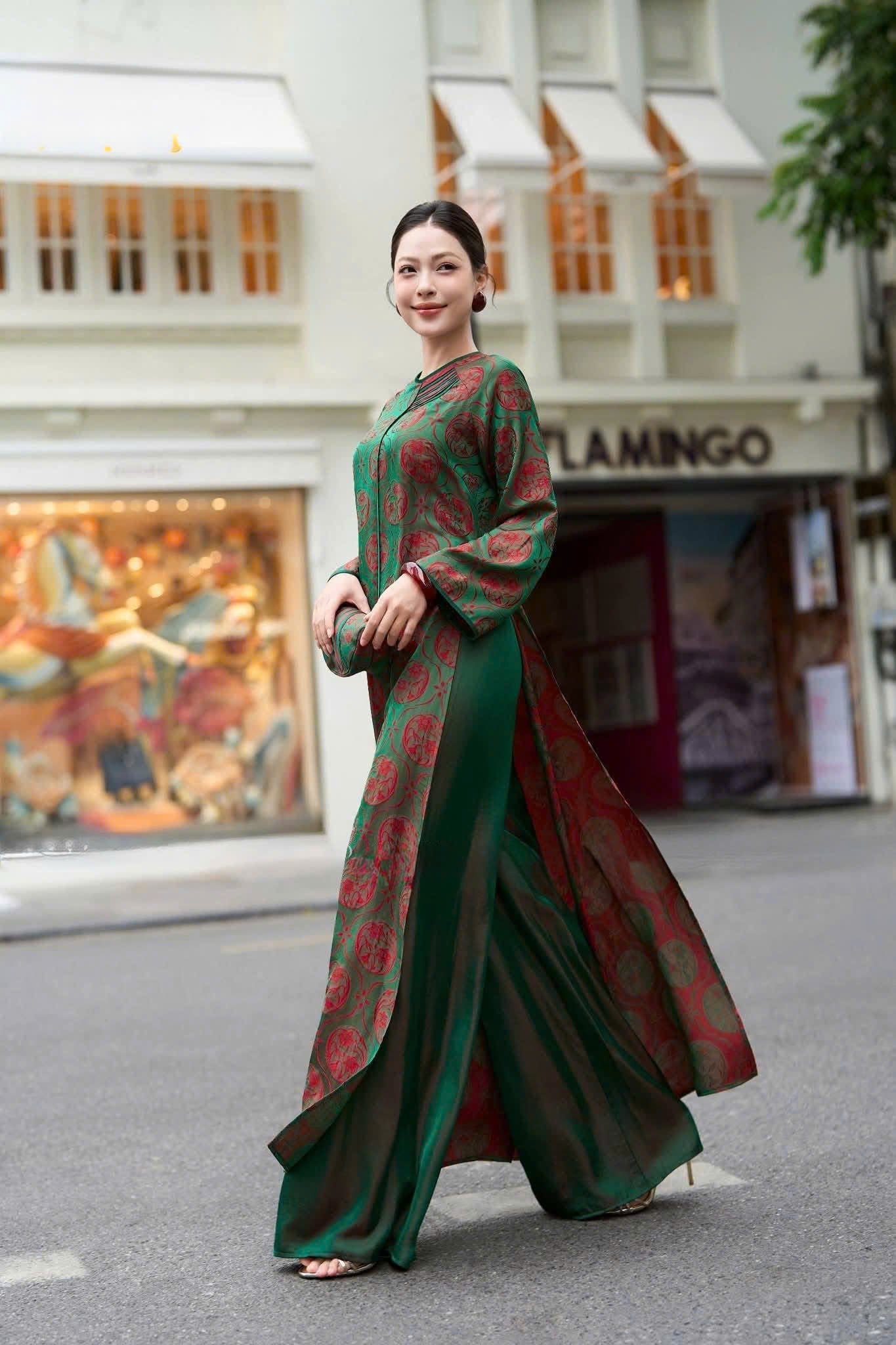 M581 4161 Áo + quần lụa - Áo dài dáng suông 2 tà lụa hoa thuỷ tiên màu xanh lá ánh đỏ