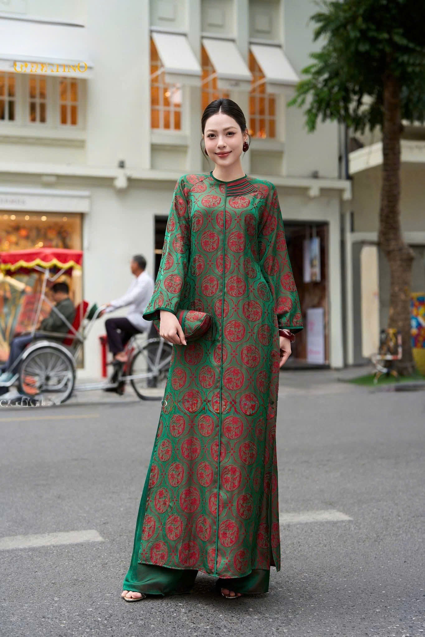 M581 4161 Áo + quần lụa - Áo dài dáng suông 2 tà lụa hoa thuỷ tiên màu xanh lá ánh đỏ