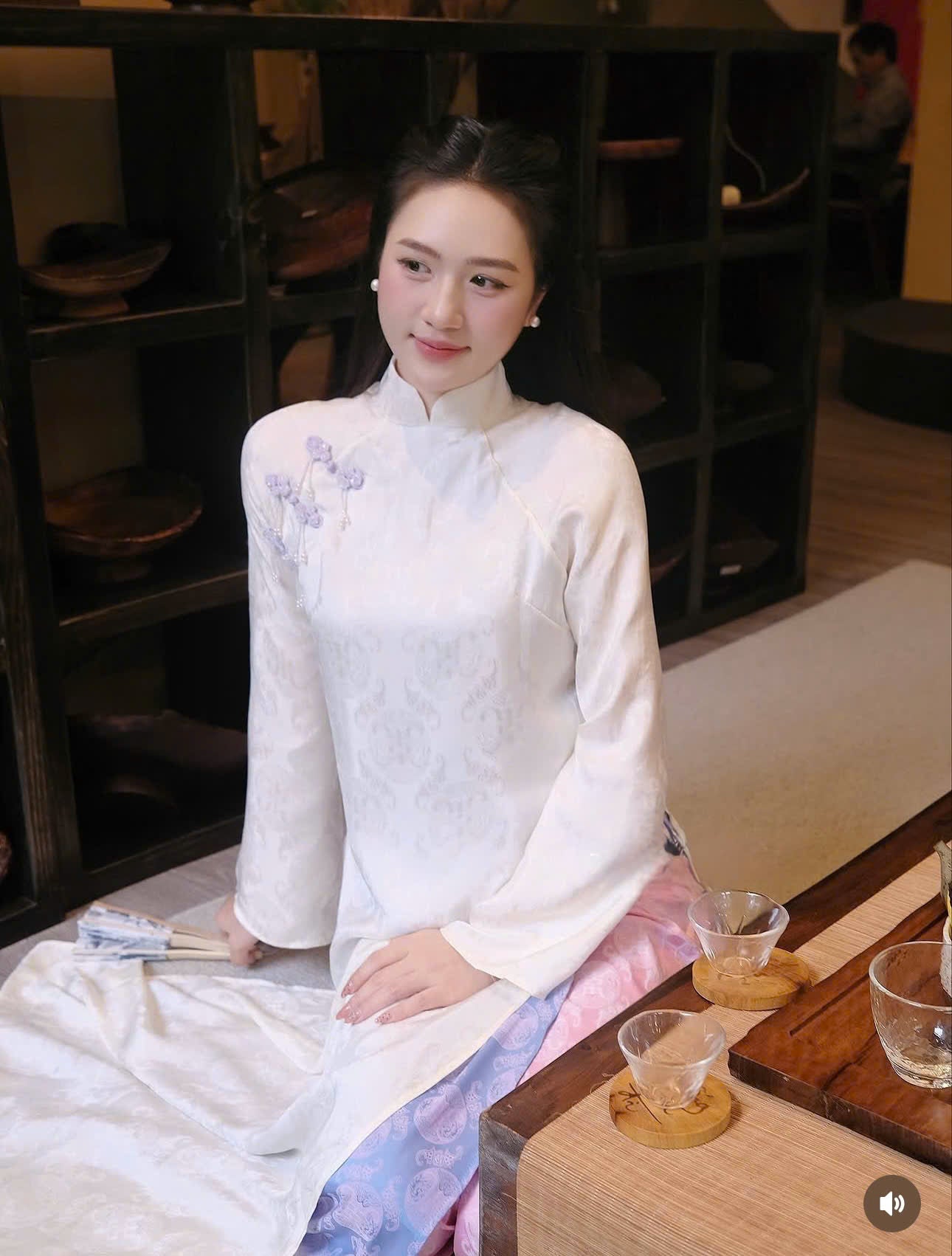 M583 4266 Áo + quần cùng chất - Áo dài dáng suông 4 tà lụa gấm thọ dơi (khuy áo trắng)