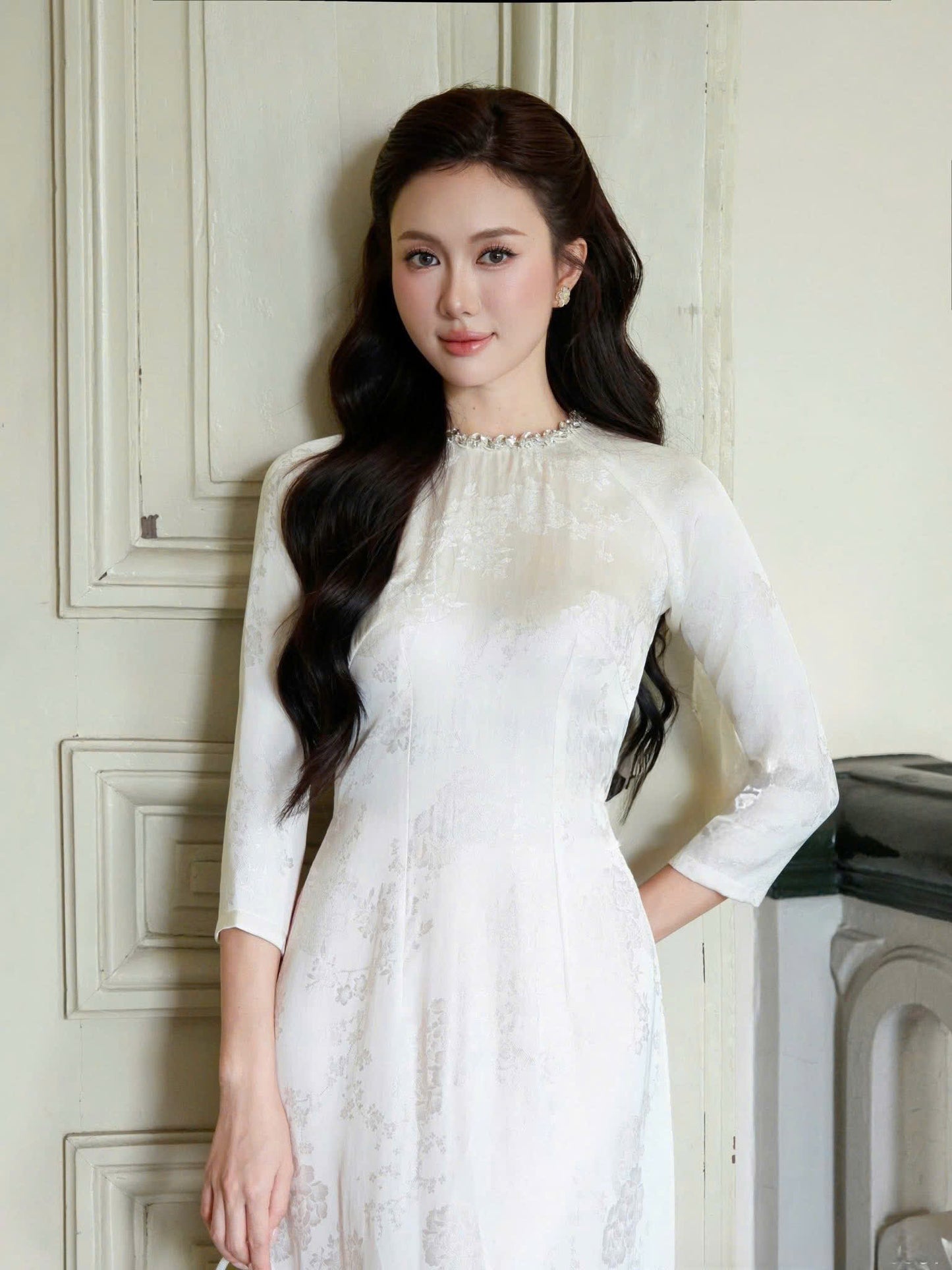 H832 4348 Áo only no pants - Áo dài dáng truyền thống chiết li eo lụa gấm màu trắng kem