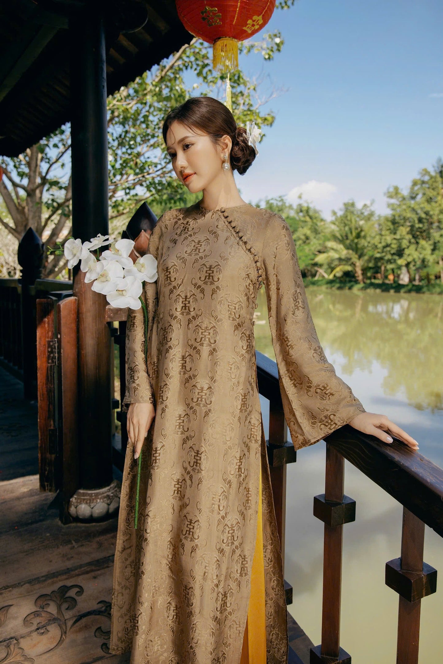 HD169 Áo only no pants - Áo dài dáng suông 2 tà lụa nha xá thọ dơi màu nâu đồng cúc bọc