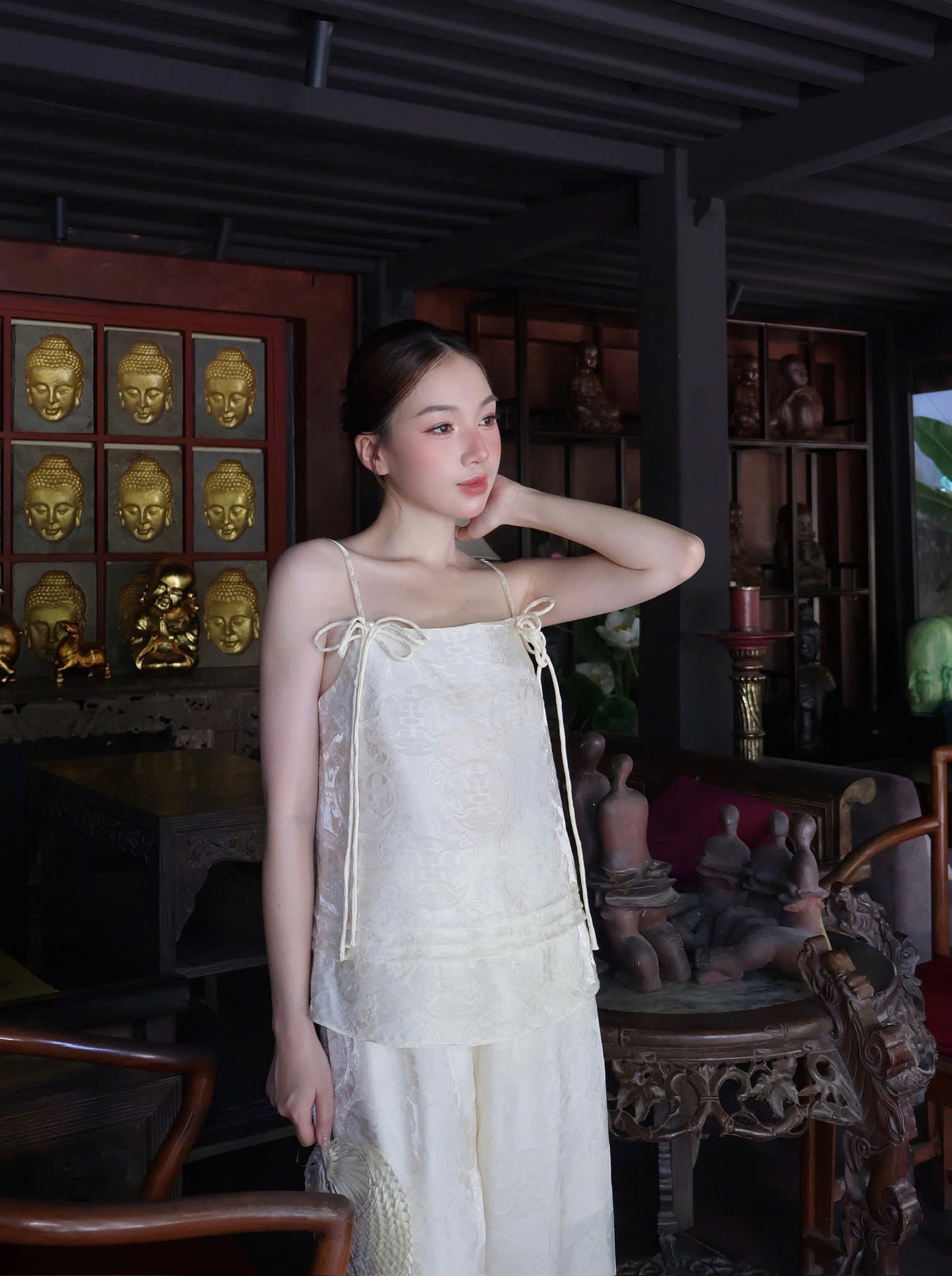 Y44 - Set đồ bộ áo 2 dây lụa tằm ánh kim thọ dơi màu trắng kem