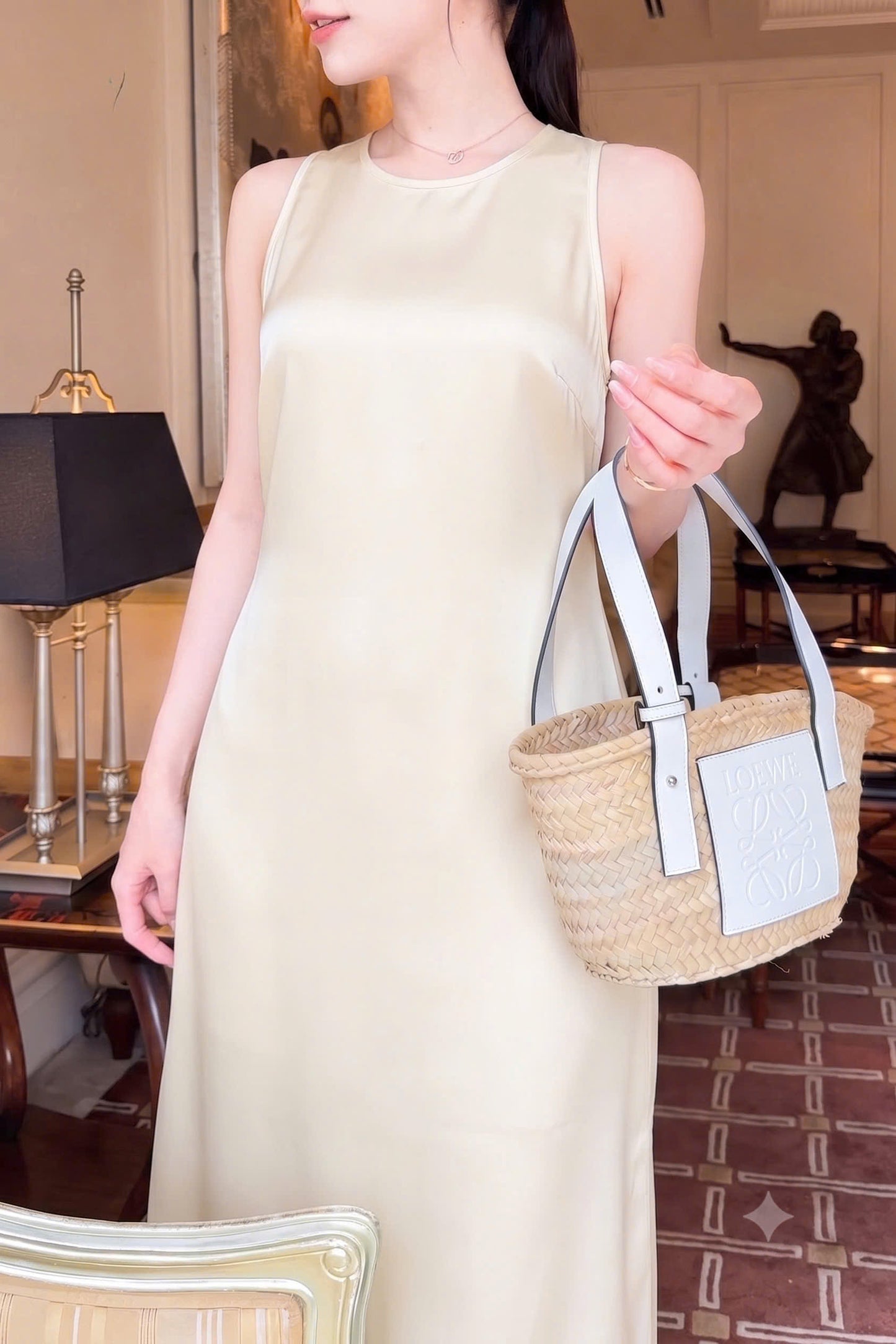 V29 - Đầm sát nách dáng dài lụa double silk màu trắng kem