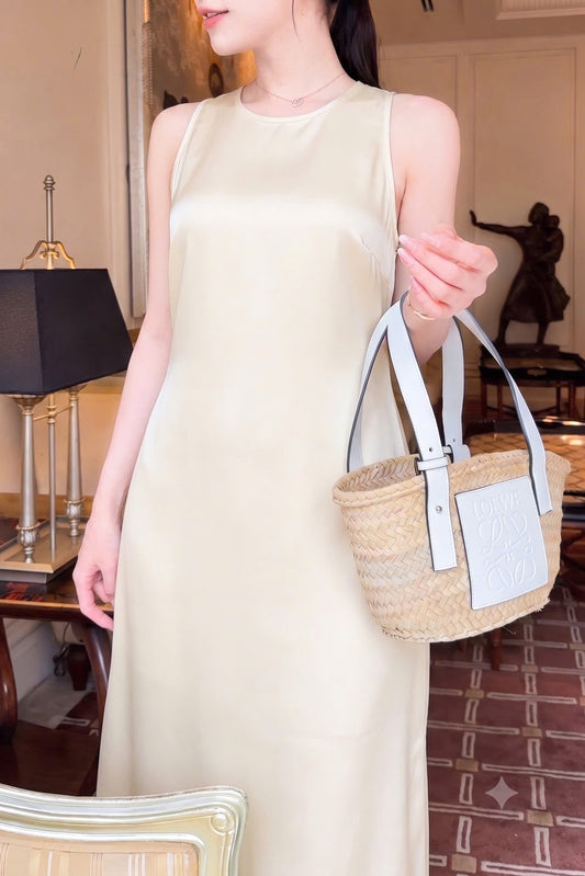 V29 - Đầm sát nách dáng dài lụa double silk màu trắng kem